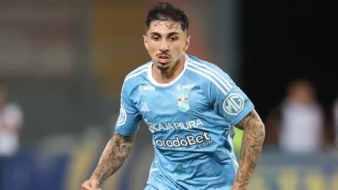 Sporting Cristal enfrenta a Universitario en un partido clave.