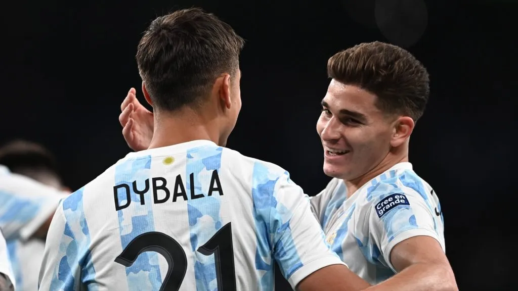 Dybala y Julián Álvarez, dentro de los jugadores que más bajaron su cotización en Europa: IMAGO