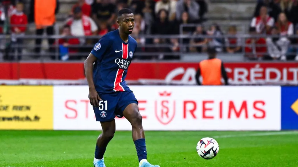 William Pacho es de los mejores jugadores del PSG pero su salario no lo refleja.