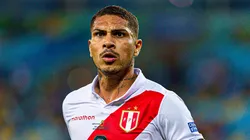 Paolo Guerrero jugando con la Selección Peruana.