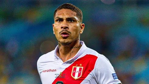 Paolo Guerrero jugando con la Selección Peruana.