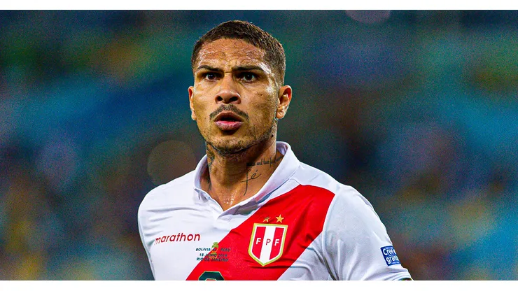 Paolo Guerrero jugando con la Selección Peruana.