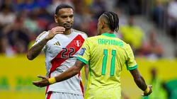 Alexander Callens y Raphinha en el último Perú vs. Brasil por Eliminatorias.