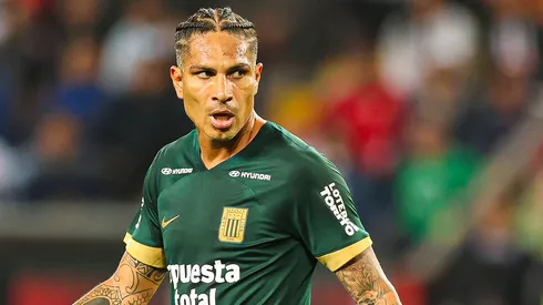 Paolo Guerrero jugando para Alianza Lima.