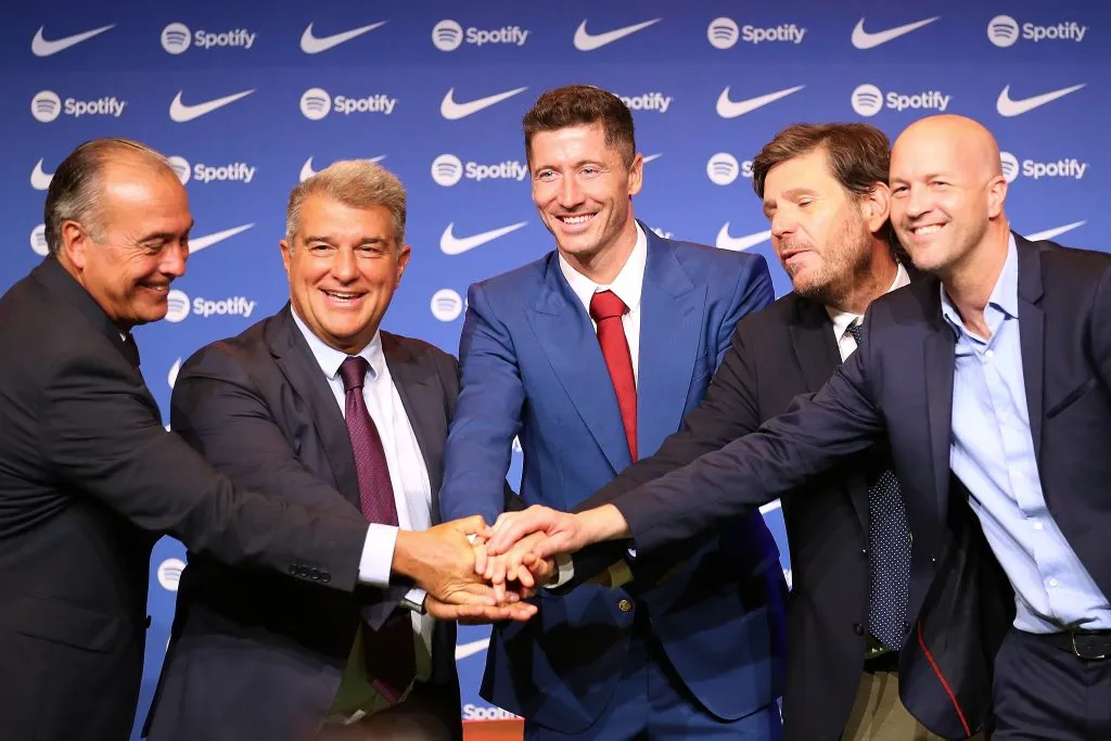 Robert Lewandowski, junto a la junta directiva, en el día de su presentación como nuevo refuerzo del FC Barcelona.