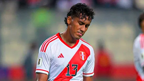 Renato Tapia jugando para la Selección Peruana.