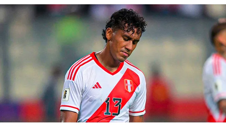 Renato Tapia jugando para la Selección Peruana.