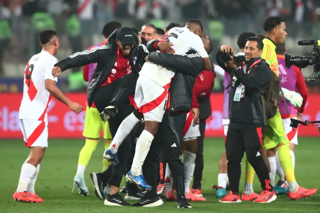 Selección Peruana celebrando el triunfo contra Uruguay. (Foto: Getty)