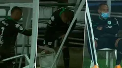 El momento en que Jarlan Barrera pierde el control y se molesta con Alexandre Guimaraes por ser sustituido.