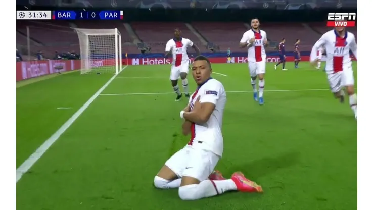 Mbappé salió entre la defensa del Barcelona y lo empató para PSG
