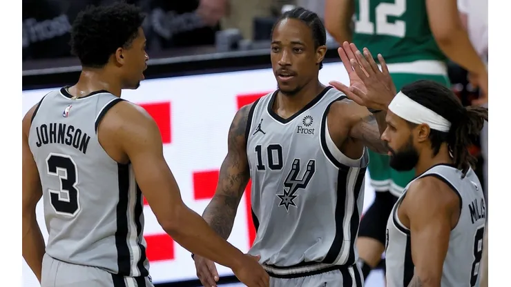 Keldon Johnson, DeMar DeRozan y Patty Mills