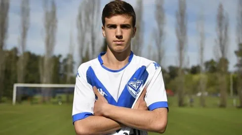 Máximo Perrone con la camiseta de Vélez Sarsfield.