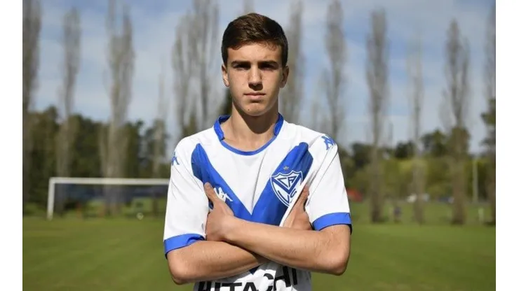 Máximo Perrone con la camiseta de Vélez Sarsfield.
