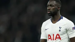 Le dan hasta con el balde a Dávinson Sánchez en Inglaterra: "Es como un cono"