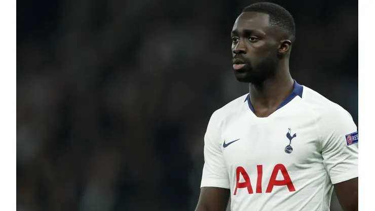Le dan hasta con el balde a Dávinson Sánchez en Inglaterra: "Es como un cono"