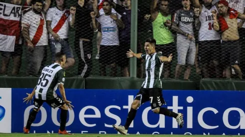 Agustín Fontana festejando un gol ante River.