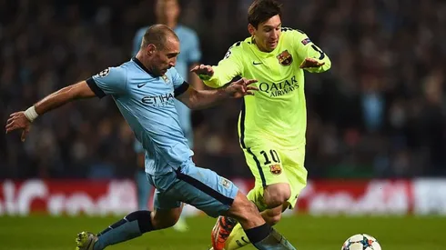 Pablo Zabaleta enfrentando a Lionel Messi.