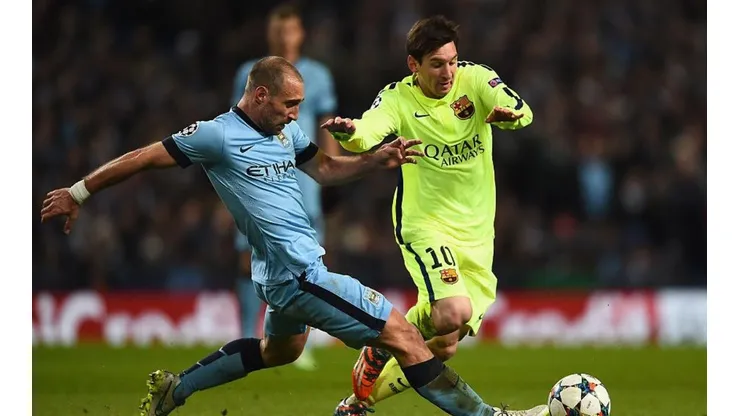 Pablo Zabaleta enfrentando a Lionel Messi.