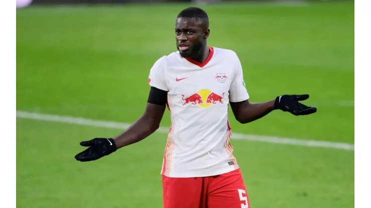Dayot Upamecano en un partido del Leipzig.