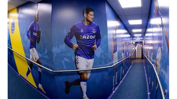 El gran adorno que hay en los pasillos de Goodison Park con la imagen de James Rodríguez.