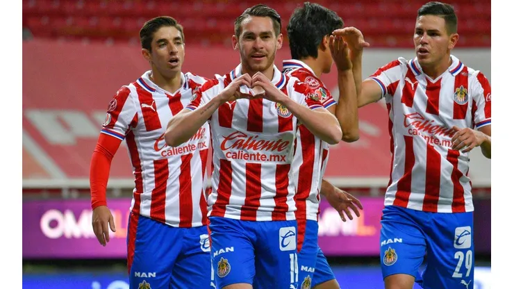 González adelantó a Necaxa pero Chivas lo empató con Angulo.