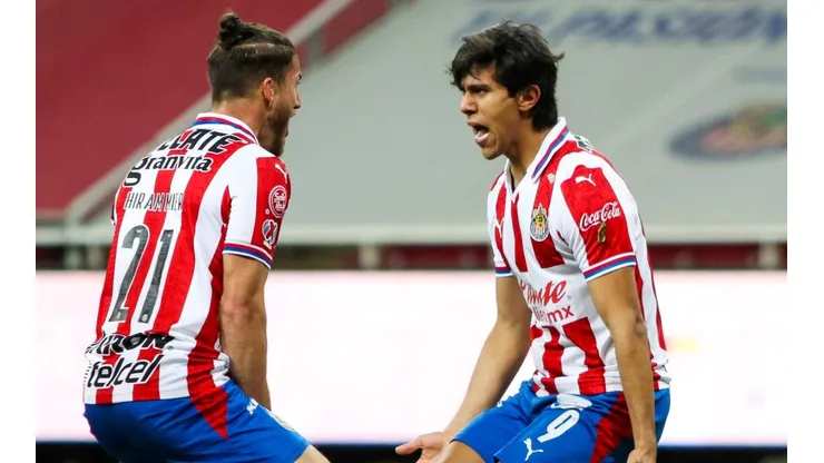 Macías rescató a Chivas en el final.