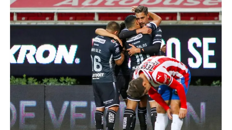 Autogol de Macías para que Necaxa le gane a Chivas.