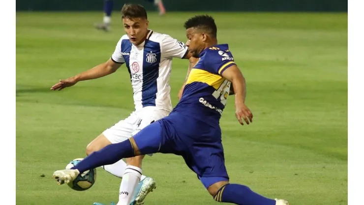 Nahuel Tenaglia enfrentando a Boca.