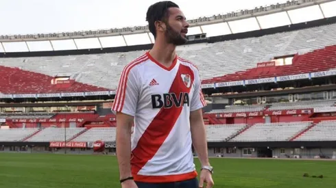 Marcelo Larrondo luciendo la camiseta de River.