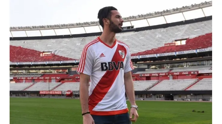 Marcelo Larrondo luciendo la camiseta de River.