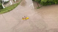 La gente decidió hacer kayak en el agua.