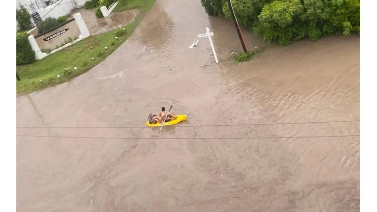 La gente decidió hacer kayak en el agua.