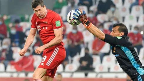Polémica mano de Robert Lewandowski en el gol de Bayern Múnich