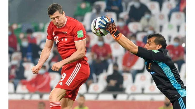 Polémica mano de Robert Lewandowski en el gol de Bayern Múnich