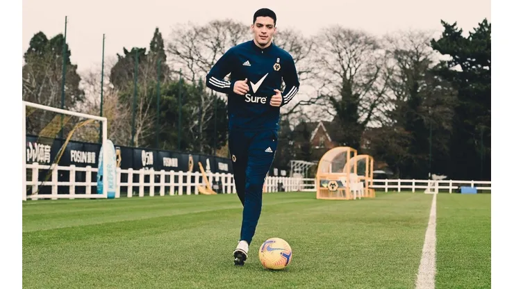 Raúl Jiménez volvió a tocar un balón con Wolves