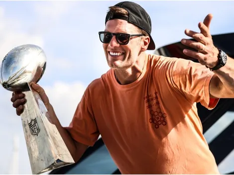 ¡Pasado de tragos y ayudado por un amigo! Así salió Tom Brady tras celebrar el séptimo anillo