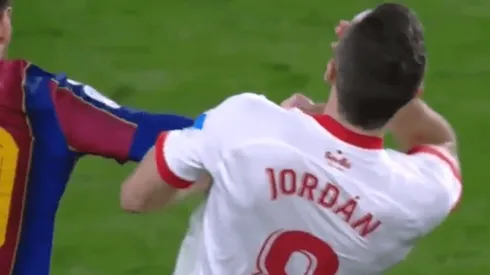 Video: otra vez, Messi se calentó con un rival y le tiró un par de manotazos