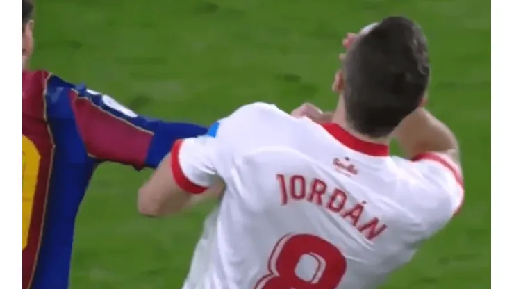 Video: otra vez, Messi se calentó con un rival y le tiró un par de manotazos
