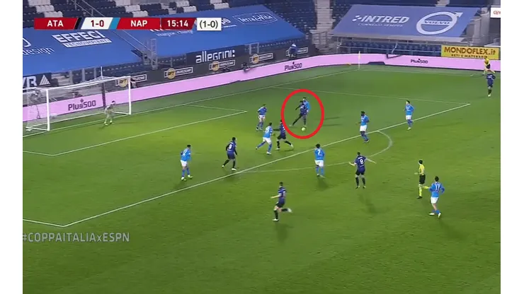 Ni el mismo Duván Zapata puede creer la asistencia que dio para el 2-0