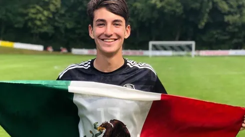 Diego Abreu firma su primer contrato.