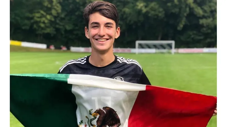 Diego Abreu firma su primer contrato.