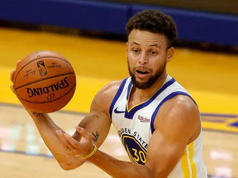 Es de otro planeta: doble de Curry sin mirar y con 3 defensores