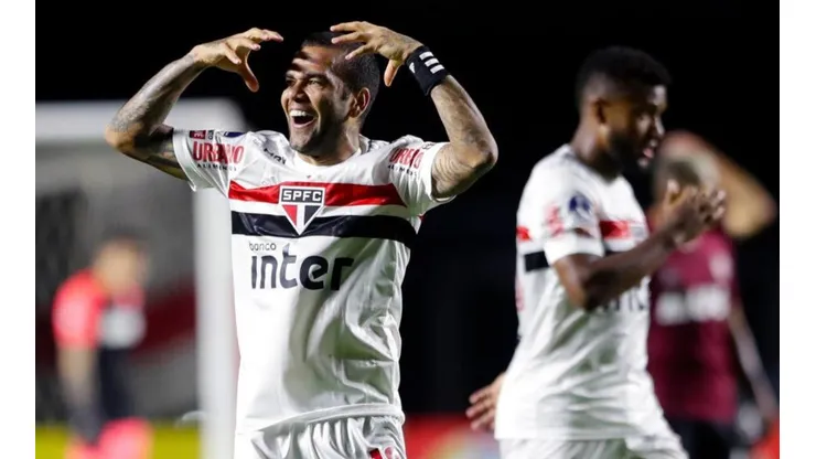 Dani Alves con la camiseta de Sao Paulo.