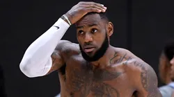 LeBron James en calentamiento con los Lakers