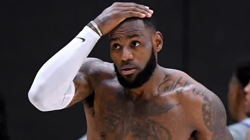 LeBron James en calentamiento con los Lakers
