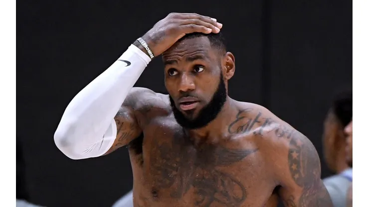 LeBron James en calentamiento con los Lakers