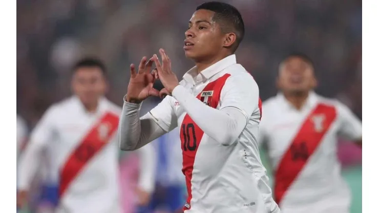 Quevedo jugó en la Selección Peruana, tanto en menores como la mayor.