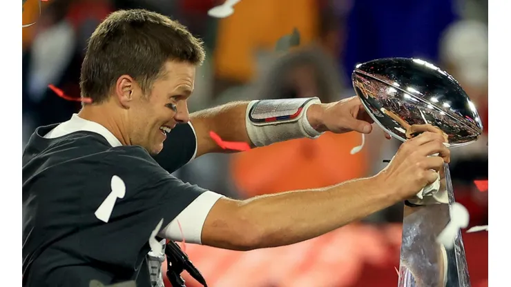 Tom Brady con el trofeo Vince Lombardi