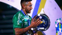 Alan Ruschel dejará de ser jugador de Chapecoense y fichará con Cruzeiro.