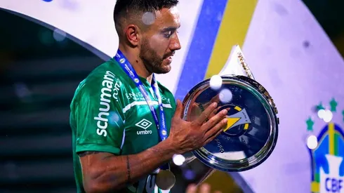 Alan Ruschel dejará de ser jugador de Chapecoense y fichará con Cruzeiro.